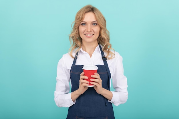 Espíritu de experiencia. chica alegre bebiendo té. mujer en delantal con vaso de plástico. Buenos días. expresar felicidad. emociones positivas. disfrute. feliz barista beber café. llevar bebida.