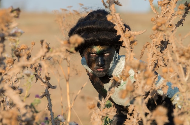 Foto espíritu de la tierra retrato al aire libre de un chico con pintura corporal