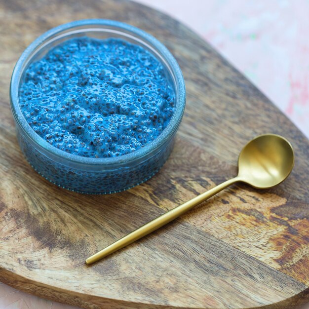 Espirulina azul ou flor de ervilha borboleta azul matcha pó tigela de pudim de semente de chia e colher de ouro