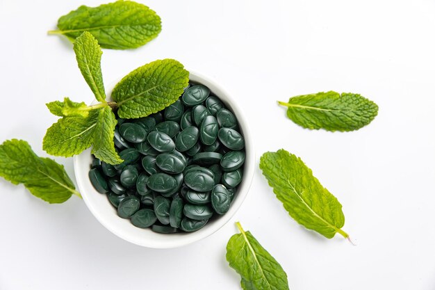 La espirulina es un suplemento útil. sobre un fondo blanco