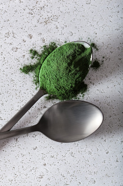 Espirulina en polvo en una cuchara