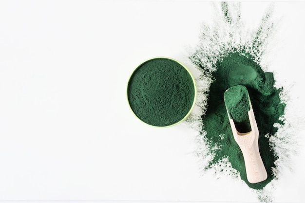 Espirulina verde orgánica en polvo Súper complemento alimenticio fuente de proteínas vitamínicas y betacaroteno