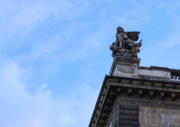 Espléndida escultura y detalles arquitectónicos del edificio histórico en la calle de París, Francia en