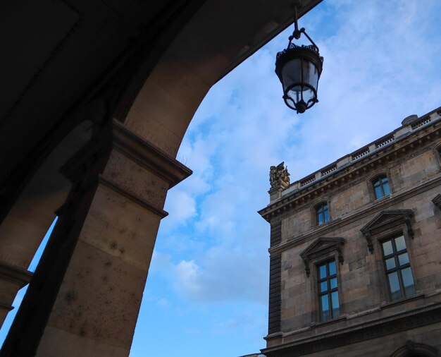 Espléndida escultura y detalles arquitectónicos de edificios históricos en la calle de París, Francia