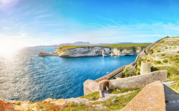 Espléndida vista del faro cerca del casco antiguo de Bonifacio