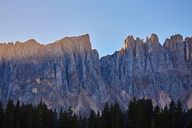 Espléndida vista matutina desde la cima del paso de Giau Colorido paisaje otoñal en los Alpes Dolomitas Cortina d'Ampezzo ubicación Italia Europa