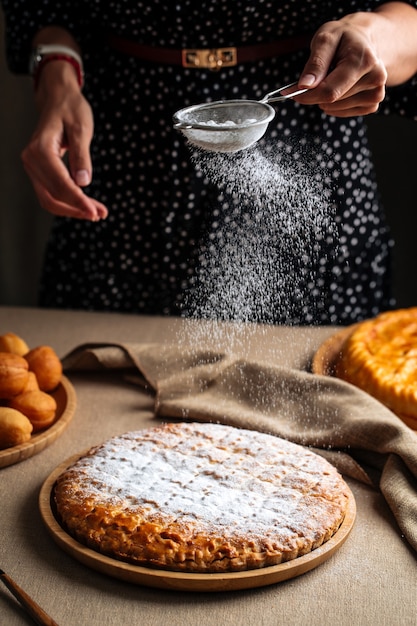 Espolvorear pastel recién horneado con azúcar en polvo