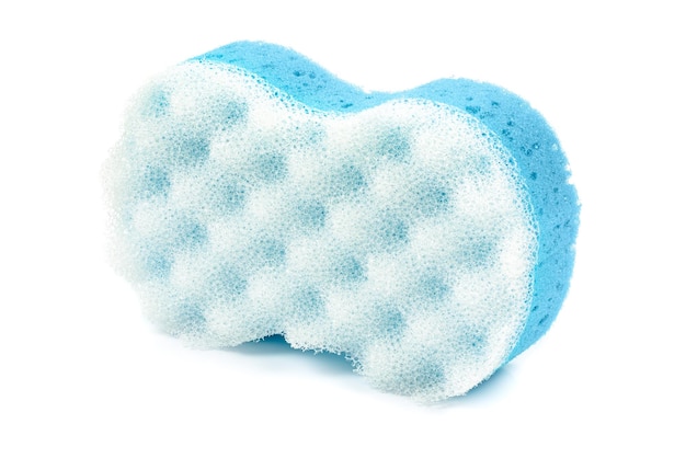 Foto esponja de banho azul sobre fundo branco