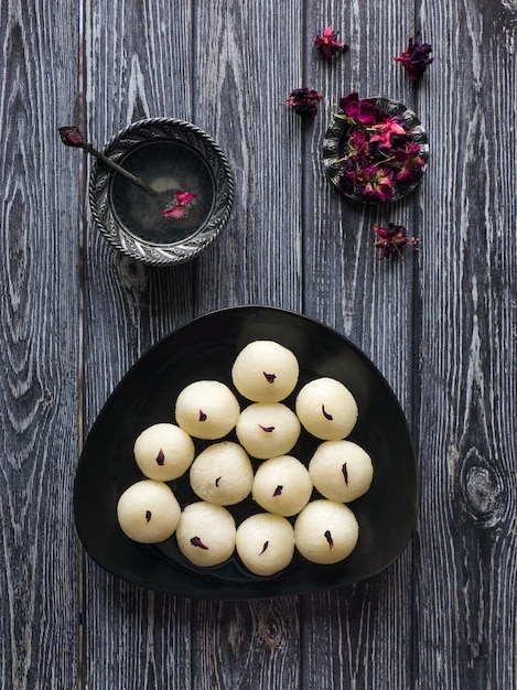 Esponja doces rasgulla, comida indiana famosa. vista do topo