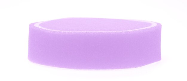 Esponja púrpura aislada sobre fondo blanco.