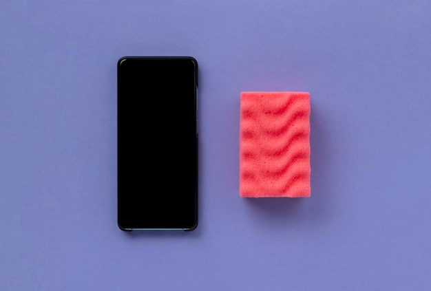 Esponja rosa com smartphone em fundo roxo
