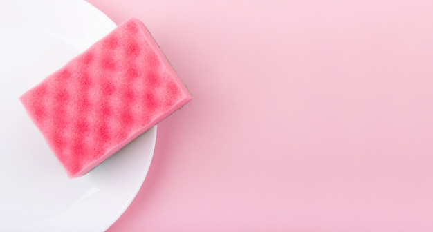 Esponja rosa vista superior en un plato