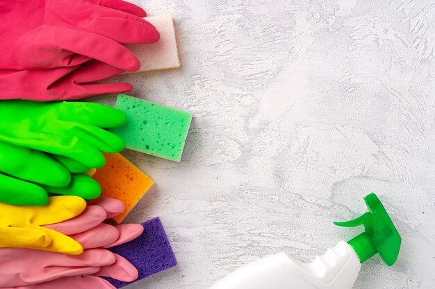 Foto esponjas y guantes de goma para limpiar sobre fondo gris