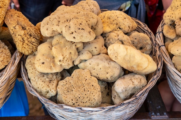 Esponjas naturais do mar vendidas no mercado grego