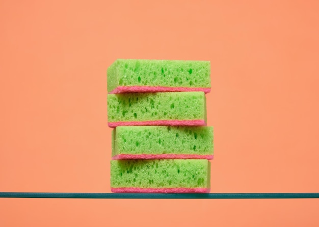 Esponjas suaves verdes para lavar louça Trabalho de louça de cozinha