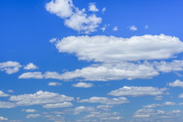 Esponjosas nubes blancas en un cielo azul profundo