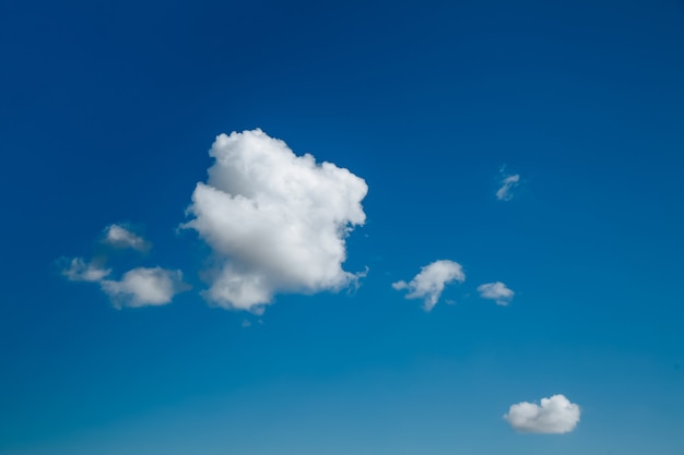 Esponjosas nubes blancas en el fondo del cielo azul de las nubes