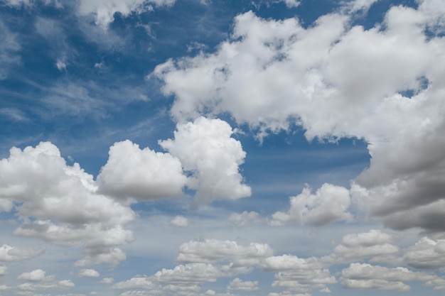 Esponjosas nubes blancas en el fondo del cielo azul de las nubes