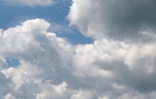 Esponjosas nubes en el cielo azul