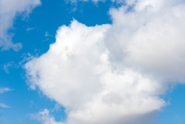 Esponjosas nubes en el cielo azul