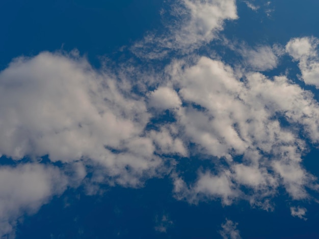 Esponjosas nubes en el cielo