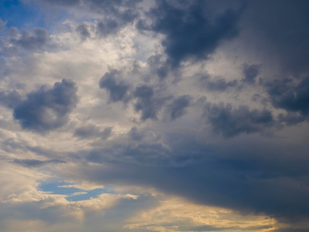 Esponjosas nubes en el cielo