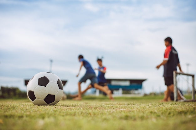 Foto Um grupo de jovens jogando um jogo de futebol – Imagem de