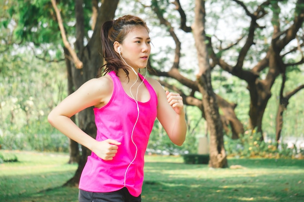 Esporte asiático mulher correndo / jogging no parque