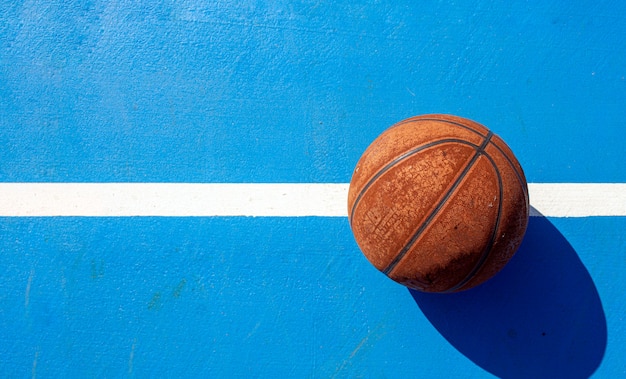 Esporte . basquete velho na quadra. sobre a luz