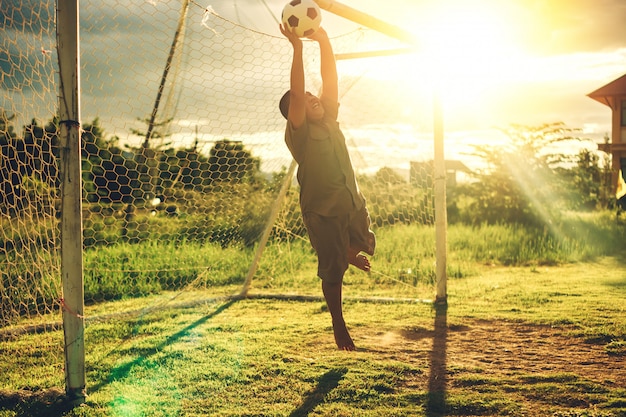 Esporte de ação ao ar livre de um grupo de crianças se divertindo jogando futebol