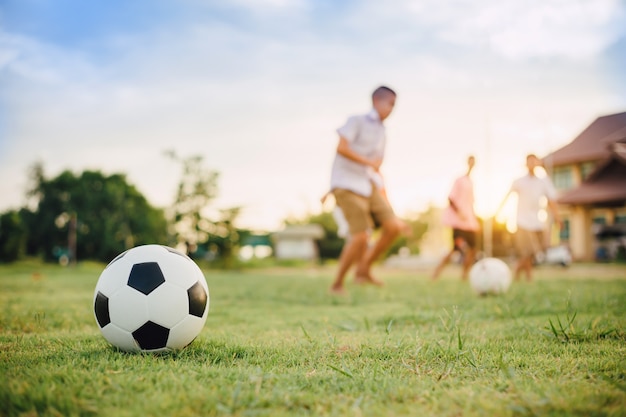 esporte de ação ao ar livre de um grupo de crianças se divertindo jogando futebol