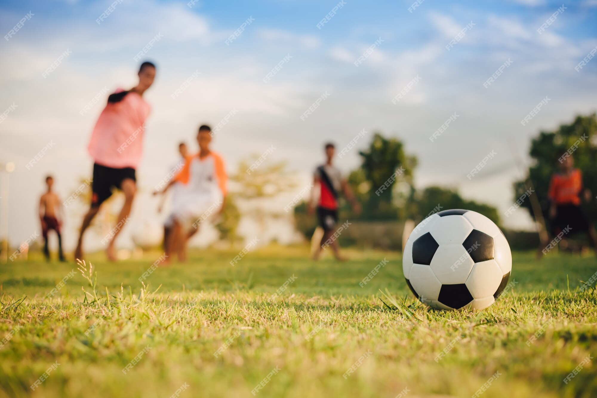 Grupo Do Jogo De Bola Bola Das Crianças Do Esporte E Dos Jogos