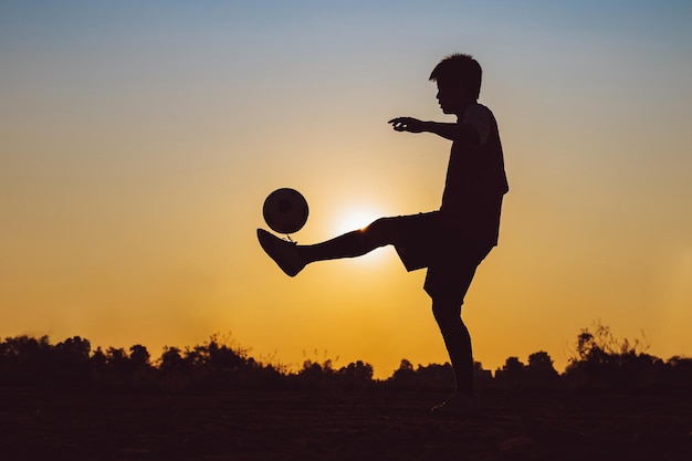 Pessoa Jogando Futebol No Ar Imagem de Stock - Imagem de positivo,  exterior: 190291655