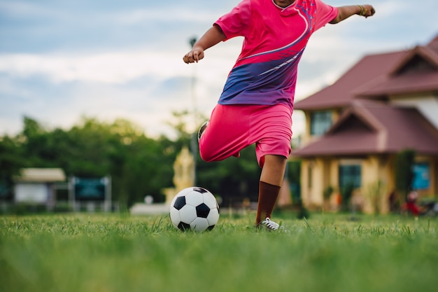 Imagem Composta De Colagem. Grupo De Jovens Assistindo Jogos De Futebol  Online Usando Aplicação De Vídeo. Ecrã Do Computador Portá Foto de Stock -  Imagem de esperto, rede: 227637610