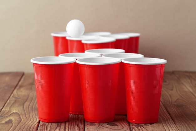 Esporte de festa de faculdade - cerveja pong