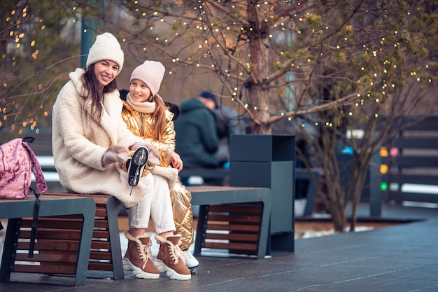 Esporte de inverno em família. mãe e filha em dia de inverno