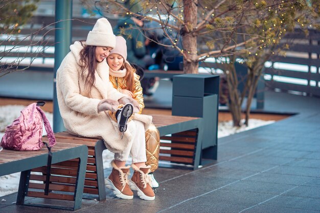 Esporte de inverno em família. Mãe e filha em dia de inverno