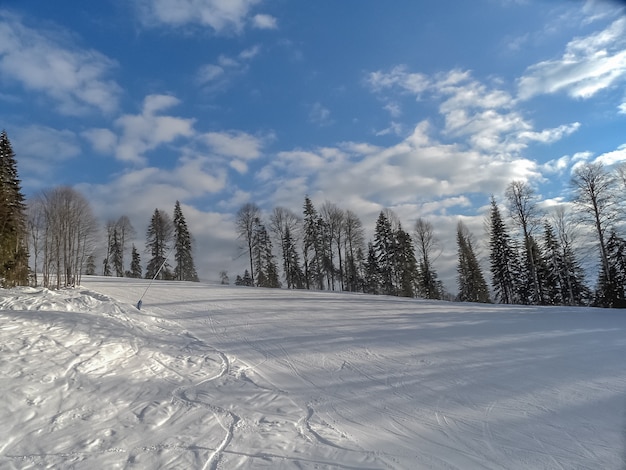 Esporte de inverno - esqui e snowboard nas montanhas.