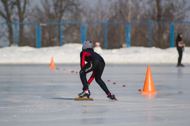 Esporte de inverno - garotinho na pista de gelo - patinação infantil, telefoto