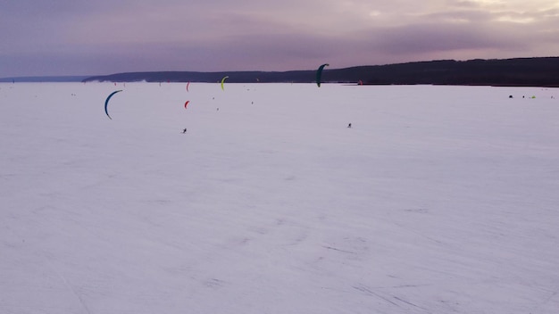 Esporte de kitesurf SnowKiting no inverno do lago de gelo Vista aérea do drone