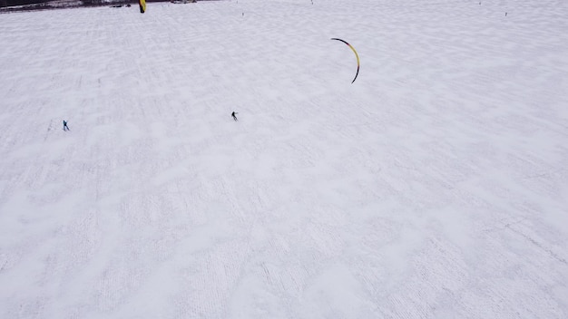 Esporte de kitesurf SnowKiting no inverno do lago de gelo Vista aérea do drone