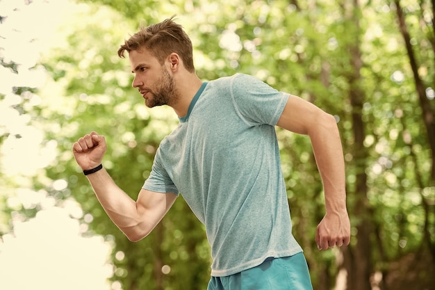 Esporte é modo de vida Estilo de vida esportista Atleta bonito no parque Beleza masculina Bem-estar esportivo e autocuidado Homem bonito roupa esportiva parece confiante Cara barbudo bonito treinador de esporte