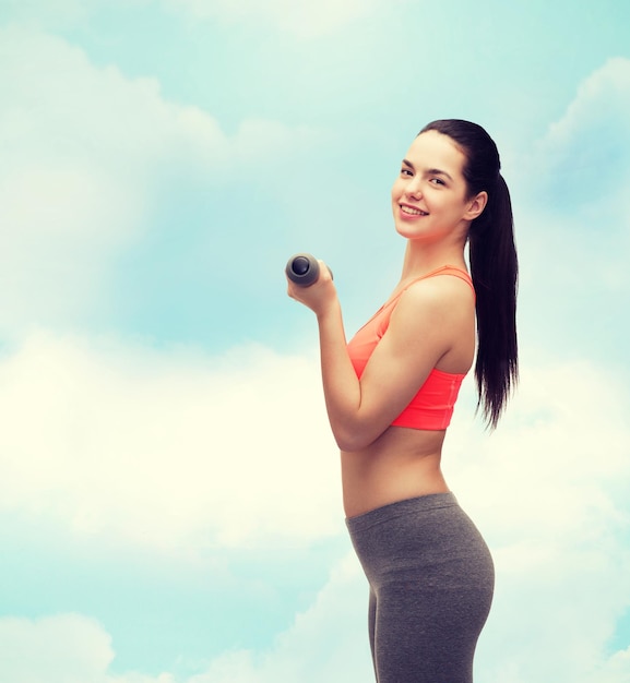 esporte, exercício e conceito de saúde - jovem desportiva com halteres leves