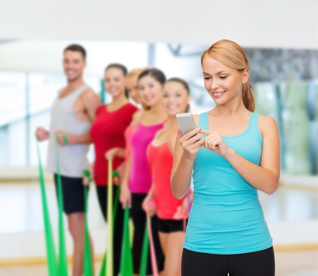 esporte, exercício, tecnologia, internet e saúde - mulher desportiva com smartphone