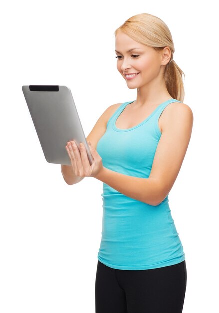 esporte, exercício, tecnologia, internet e saúde - mulher desportiva com tablet pc