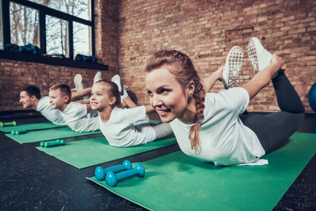 Esporte família fazer exercício de cesta no clube de fitness.