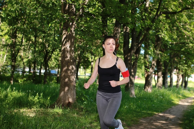 Esporte feminino corrida em parque ao ar livre