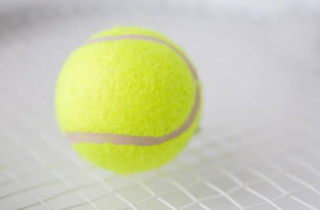 esporte, fitness, equipamentos esportivos e conceito de objetos - close-up da raquete de tênis com bola