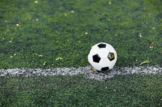 esporte, futebol e jogo - bola no campo de futebol