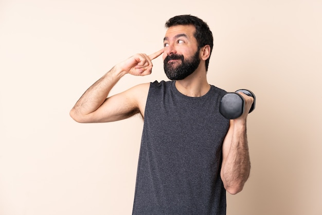 Esporte homem caucasiano com barba fazendo halterofilismo isolado